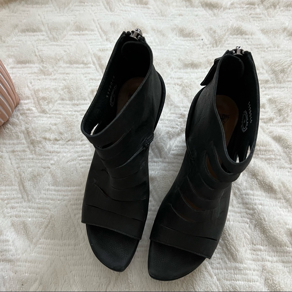 John Fluevog prepare Axe Black Leather Slit Open-Toe Platform Sandals size 9 - Picture 13 of 14